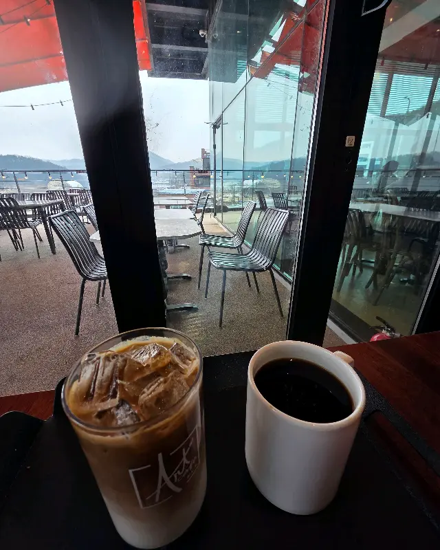 따뜻한 햇살이 들어오는 창가 좌석