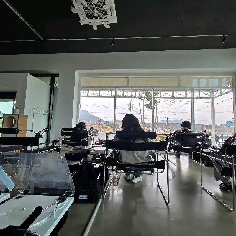 카페 내부 전경