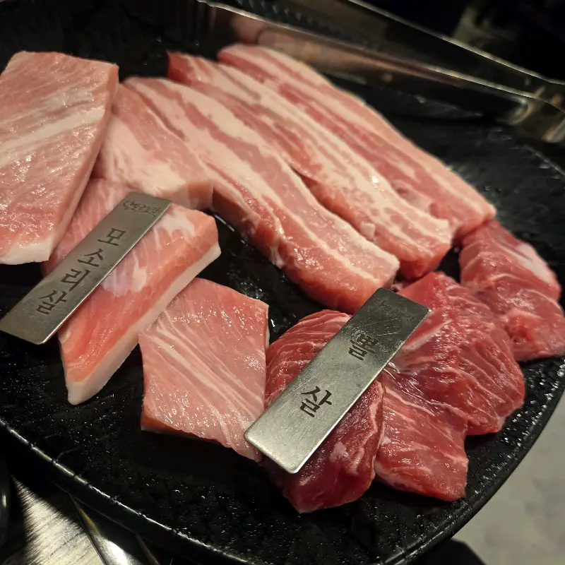 모소리살과 뽈살이 담긴 돼지고기 모듬 한상차림