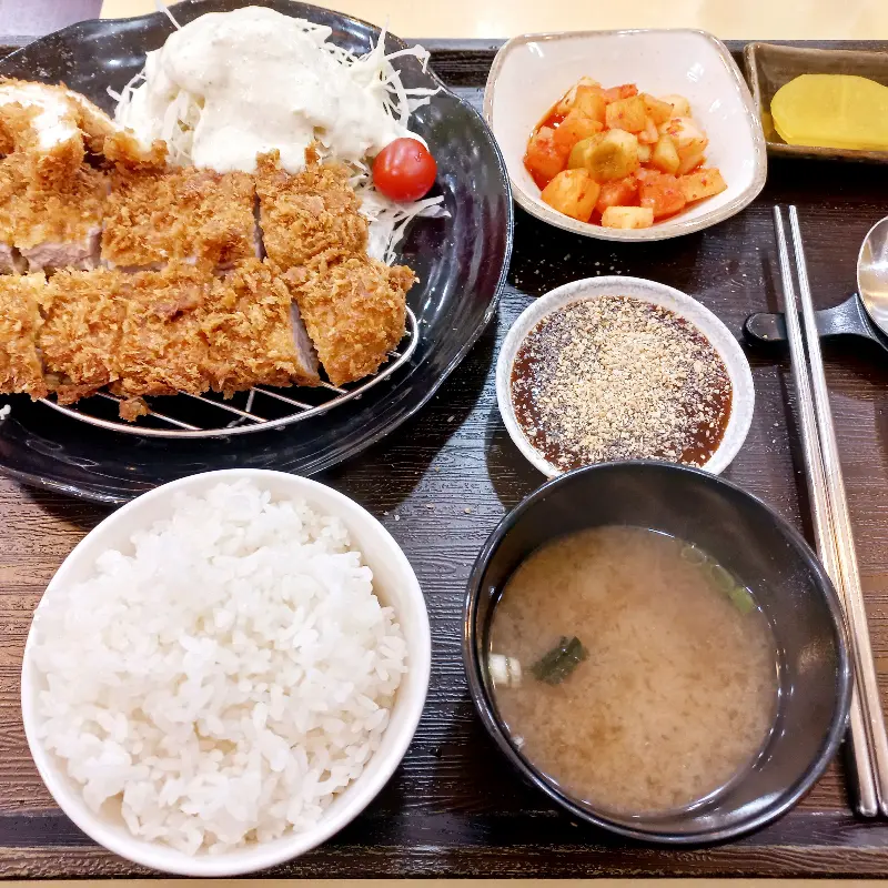 마쯔무라 돈까스 한 상 차림