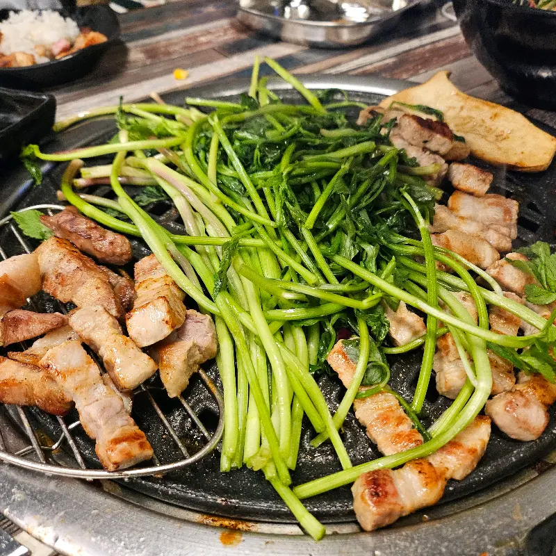 미나리와 함께 구워진 돼지고기