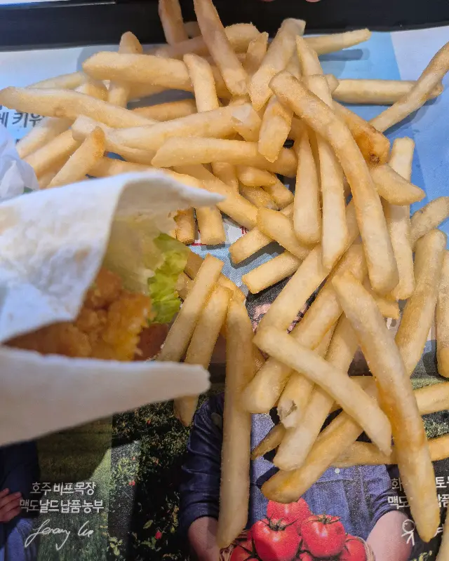 스낵랩과 감자튀김