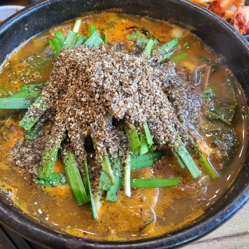 들깨가루 듬뿍 뿌려진 흑염소탕