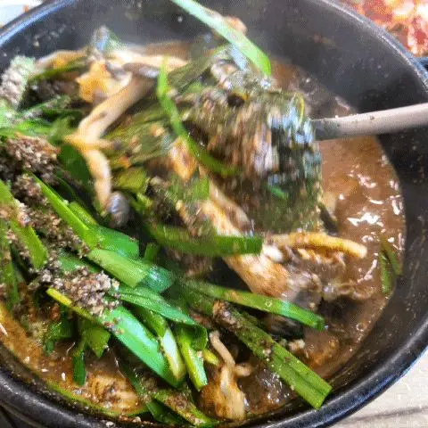 흑염소탕 고기 건져올리기