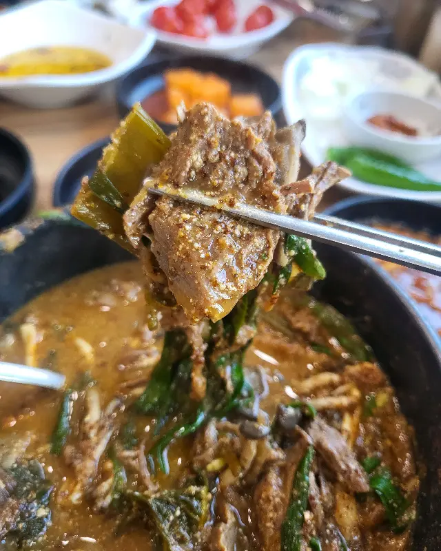 특제 소스에 찍은 흑염소 고기