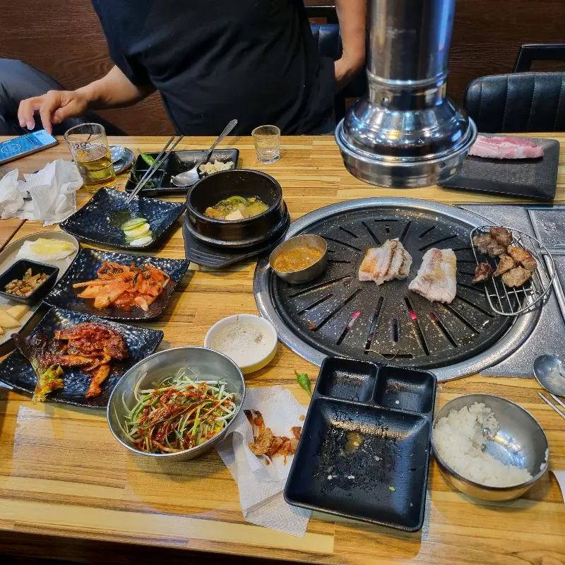 푸짐한 한 상 차림 사진