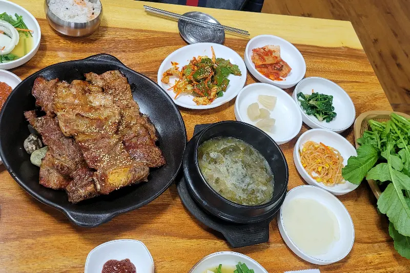 숯불 돼지갈비 한 상 차림