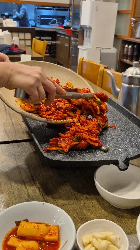 불판에 올려진 오리주물럭