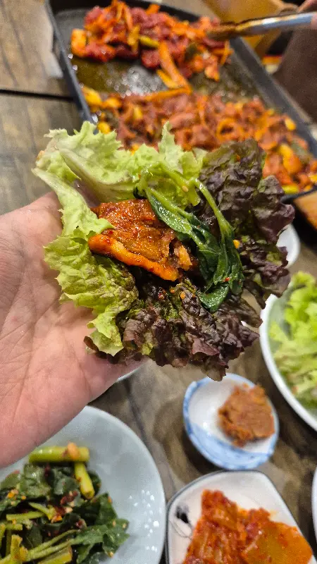 쌈 채소에 싸 먹는 오리주물럭