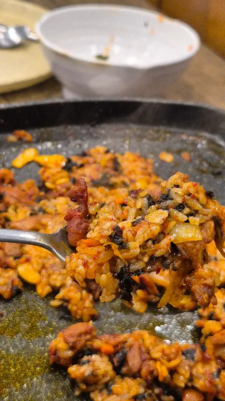 오리주물럭 양념에 볶아 만든 볶음밥