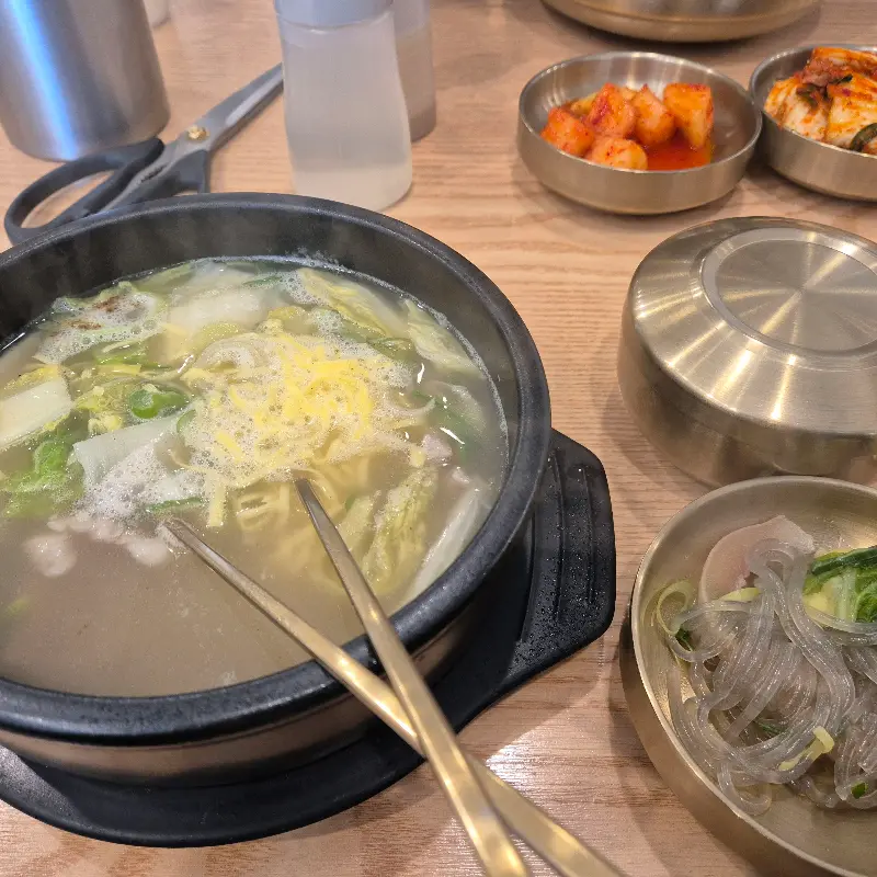 깔끔한 밑반찬 구성