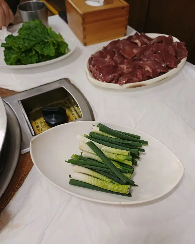 염통구이와 함께 나온 쪽파와 마늘