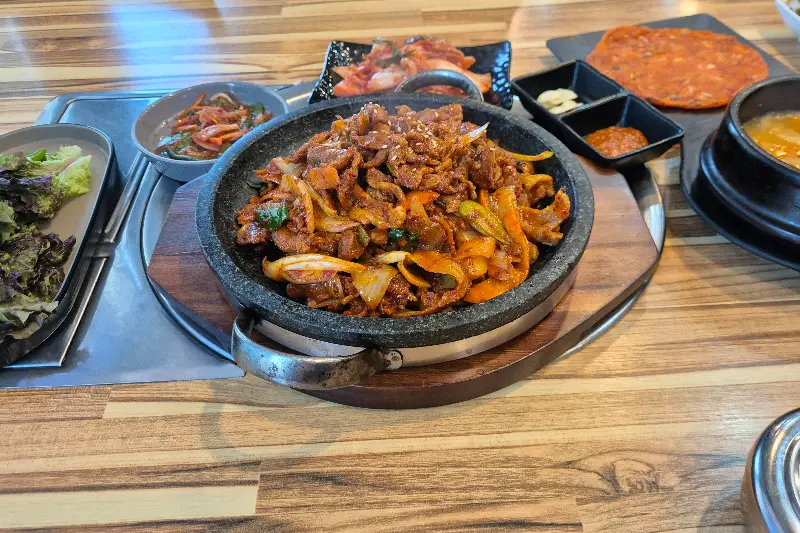 밑반찬이 푸짐하게 차려진 테이블 사진