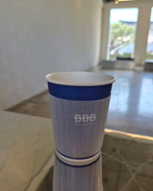 BBB 로고가 새겨진 종이컵
