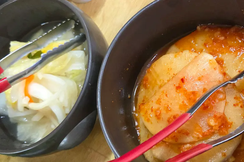 시원하고 아삭한 백김치와 무김치