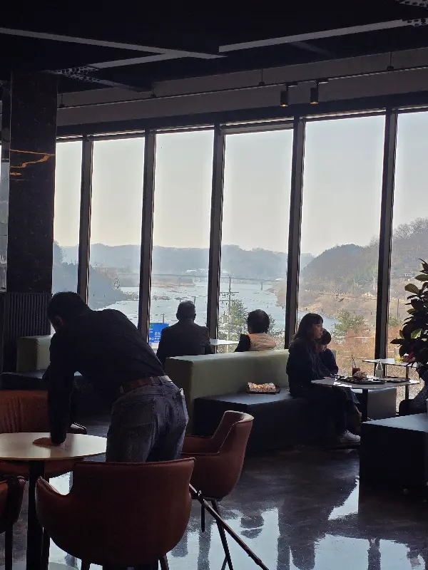 창밖으로 보이는 충주호 뷰