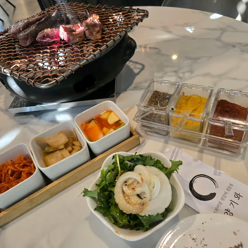 깔끔하게 제공되는 양고기 한 상