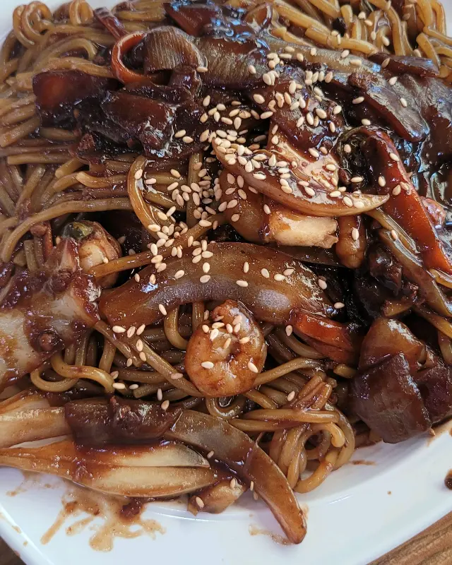 윤기가 좔좔 흐르는 짜장면