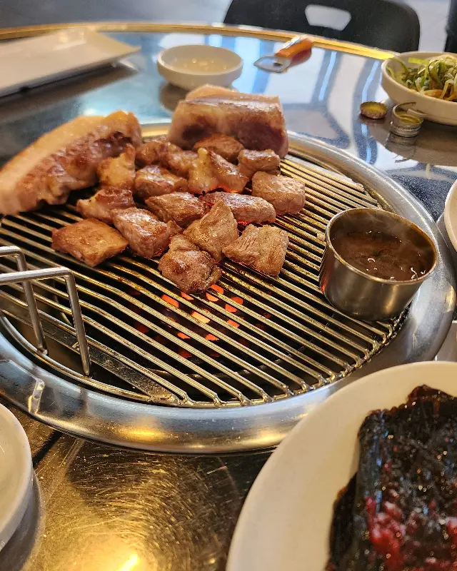 숯불 위 흑돼지와 멜젓