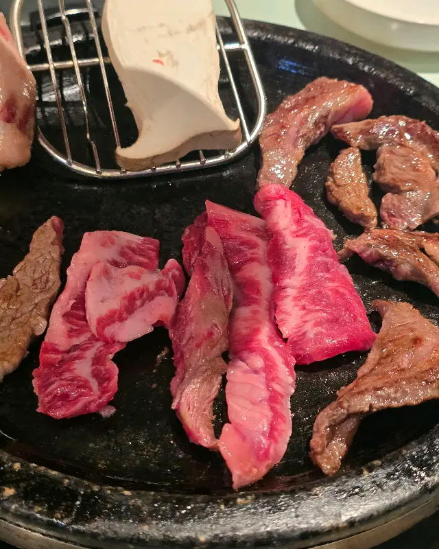 돌판 위에서 익어가는 한우 갈비살