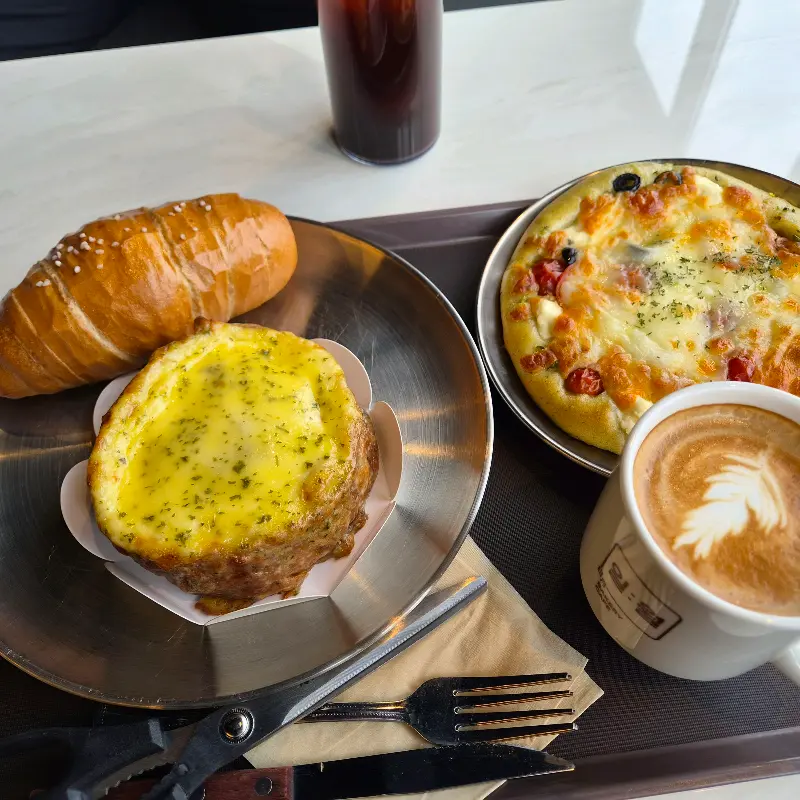 빵과 커피가 놓인 쟁반