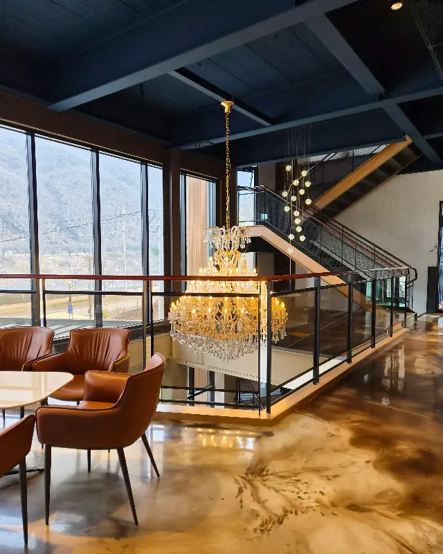 카페 내부 샹들리에