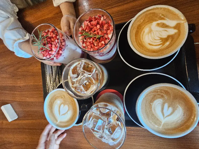 다양한 음료와 디저트