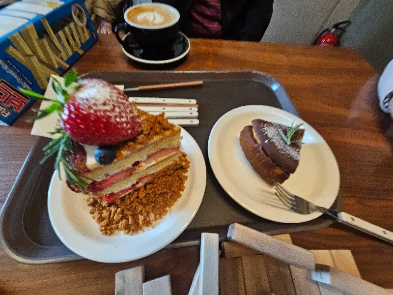 딸기 케이크와 커피