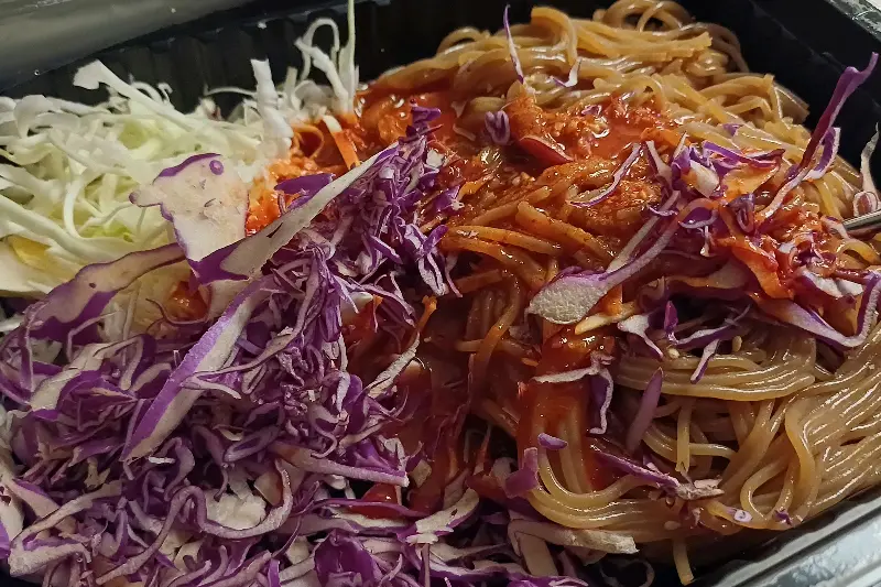 새콤달콤한 비빔 막국수