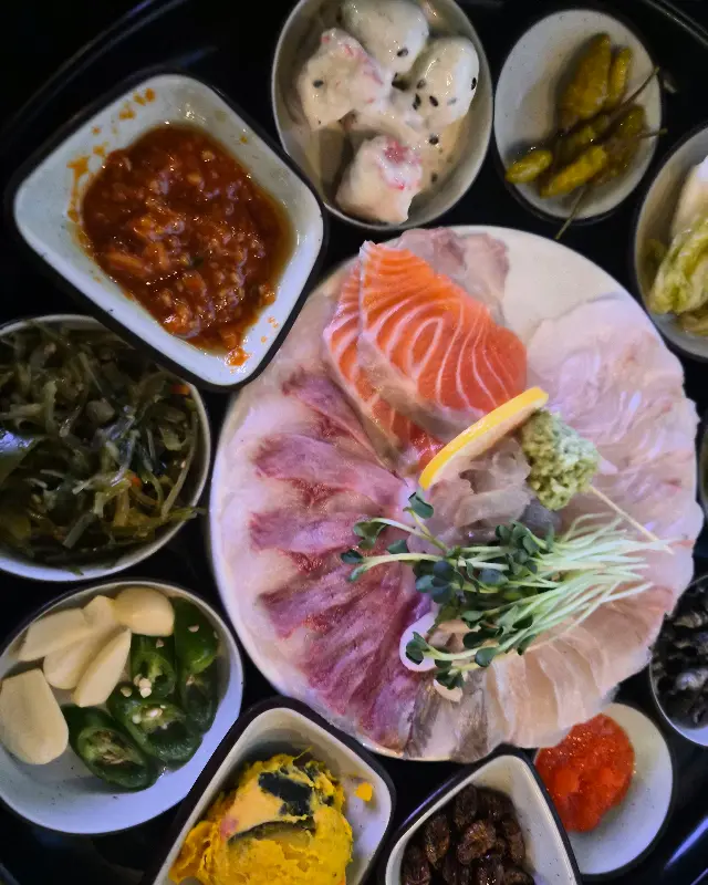 다채로운 해산물이 가득한 제철 고급 한상