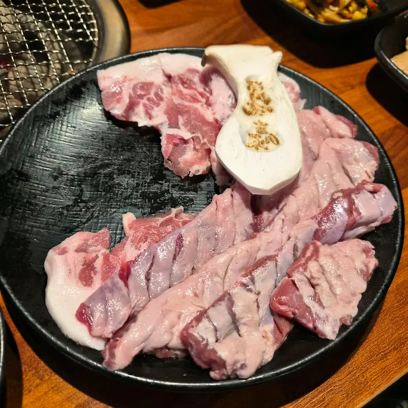 숯불 위에서 맛있게 익어가는 돼지갈비