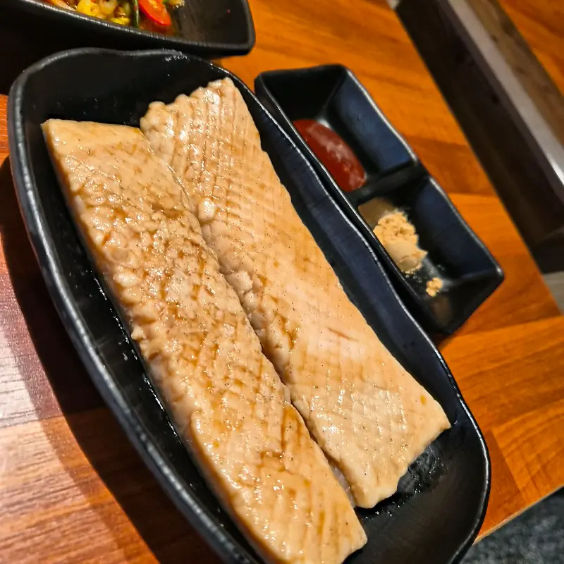 윤기가 좔좔 흐르는 돼지 껍데기