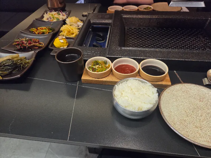 다양한 곁들임 메뉴와 소스