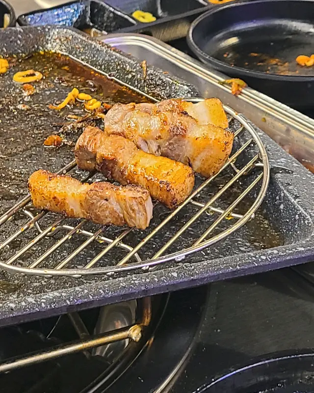 잘 익은 푸줏간 정육식당의 삼겹살