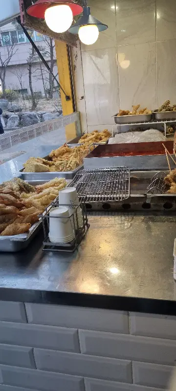 깔끔하게 정돈된 튀김 진열대