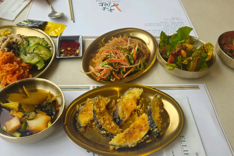 다채로운 셀프바 반찬