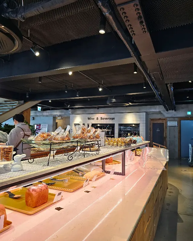 신선한 재료가 듬뿍 들어간 샐러드 피자