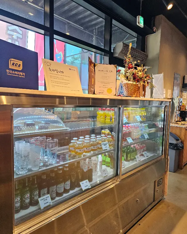 다양한 음료와 빵이 진열된 쇼케이스