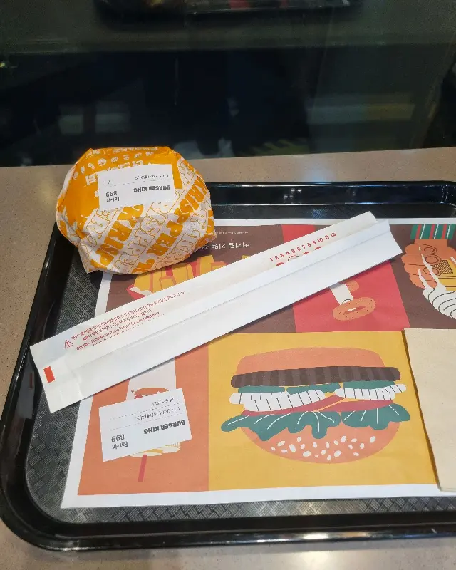 쟁반 위에 놓인 햄버거