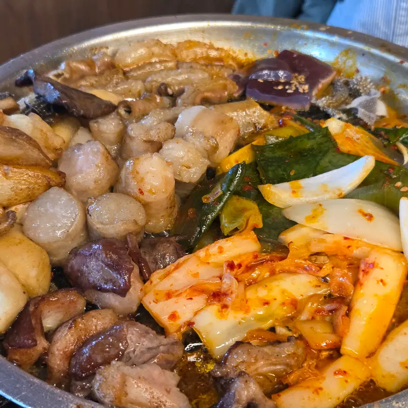 곱창, 대창, 김치가 맛있게 구워진 모습