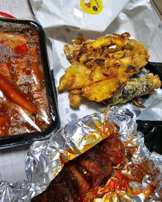 포장해온 떡볶이와 튀김