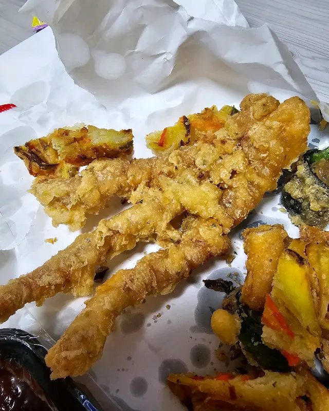 갓 튀겨져 나온 튀김