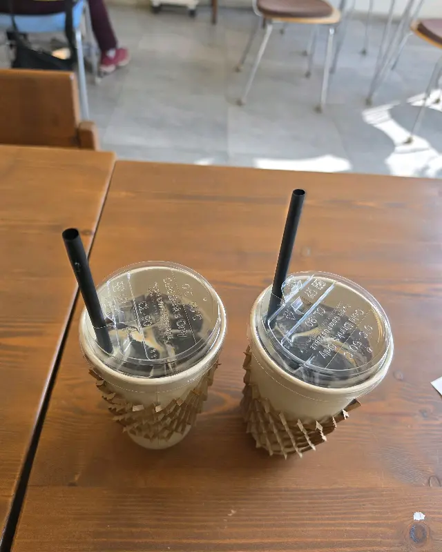 두 잔의 아이스 아메리카노