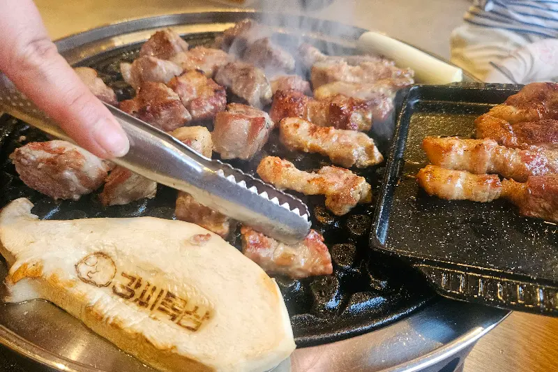 고기 구워주는 모습