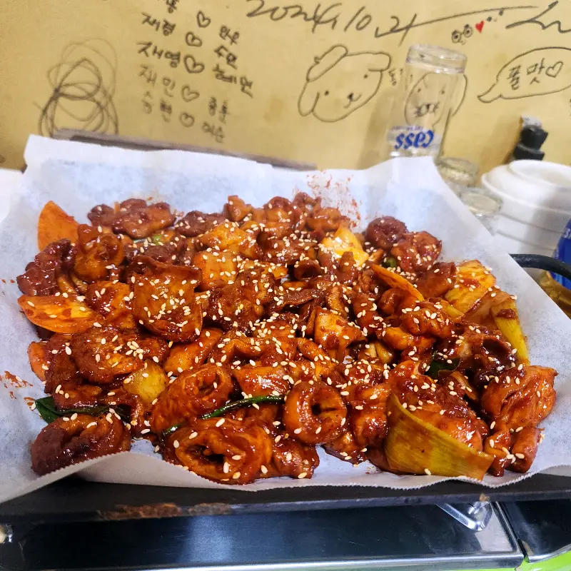 참깨가 듬뿍 뿌려진 양념 곱창