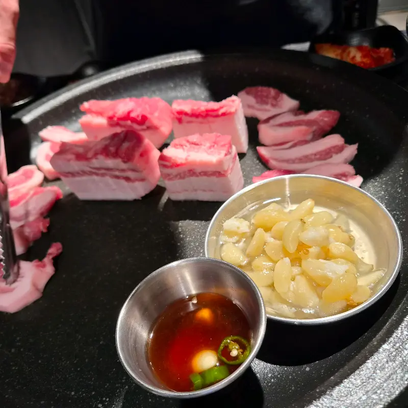 불판 위의 삼겹살