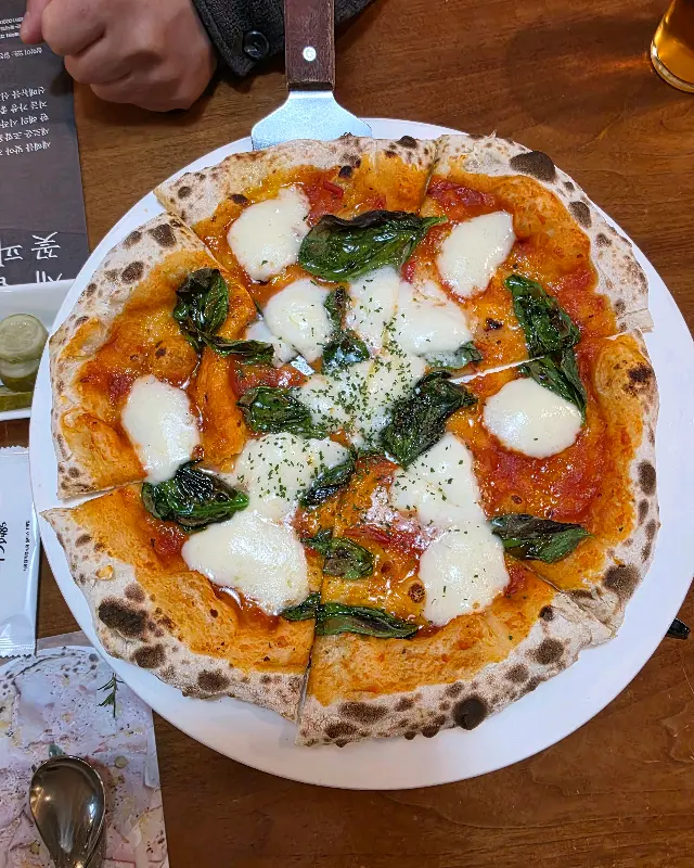 환상적인 비주얼의 갈릭 크림 모르타델라 피자