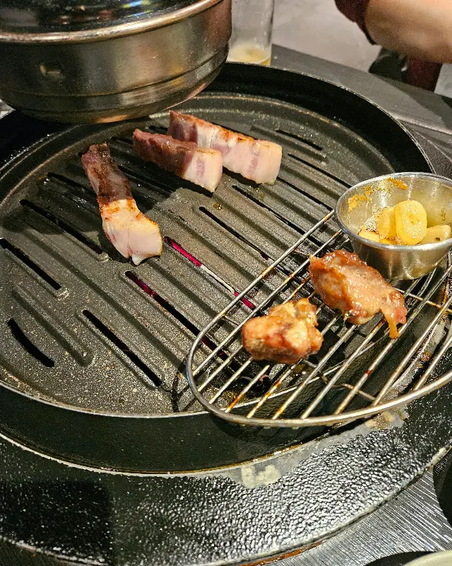 숯불에 구워먹는 돼지고기