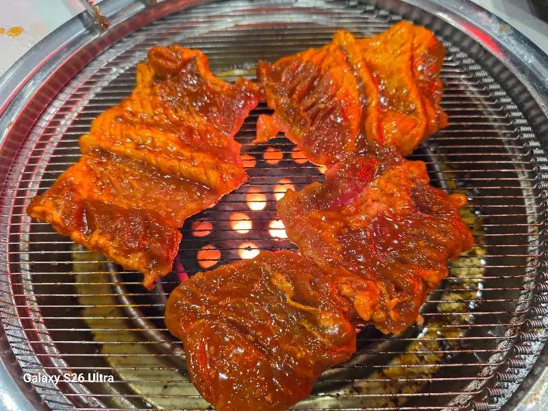 연탄불 위에서 맛있게 익어가는 돼지갈비