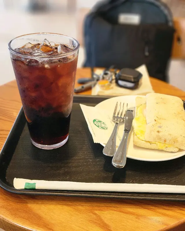 클로즈업된 콜드브루와 파니니